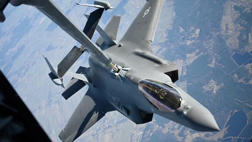 Фото - Названа стоимость часа полета F-35