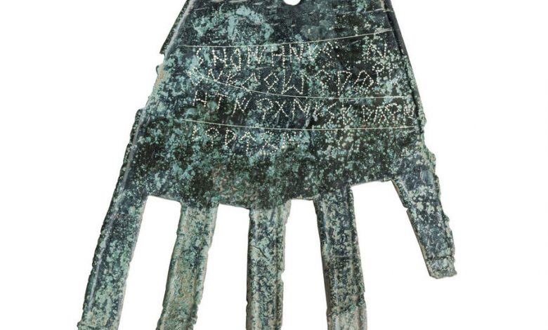 Фото - В Испании обнаружили бронзовую руку с предположительно древнейшим баскским текстом